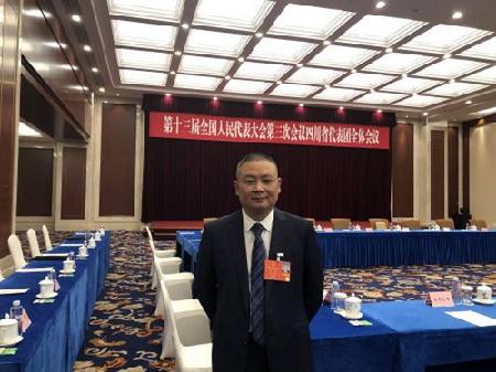 全國人大代表、航空工業凌峰軍品分廠加工中心班長 全國人大代表、航空工業凌峰軍品分廠加工中心班長