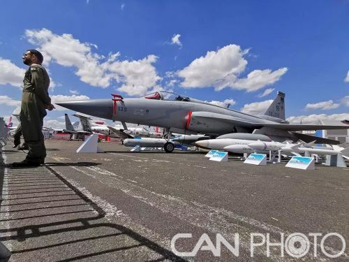 ?巴黎航展上的“梟龍”飛機(jī) ?巴黎航展上的“梟龍”飛機(jī)